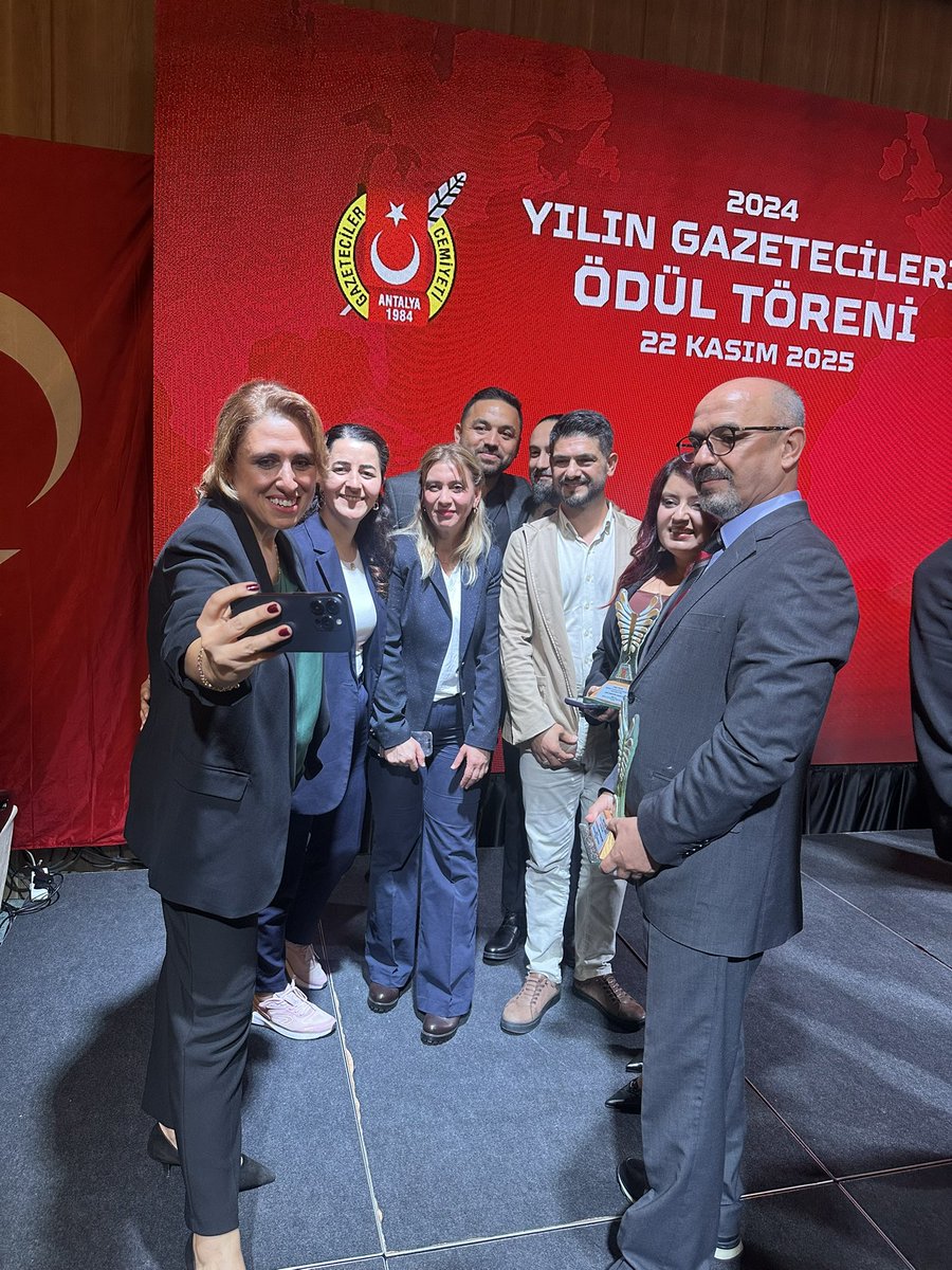myildirimAA's tweet photo. AGC’nin 2024 Yılı Basın Ödülleri töreninde AA Bölge Müdürlüğü ekibinden Ayşe Yıldız "Tarımda Çığır Açacak Buluş" haberiyle, Orhan Çiçek "Hayata Dokunuş" eseriyle, Bekir Bektaş ise "Selgeli Yörük Fatma" görüntüsüyle ödül aldı. Kutlarım🧿👏👏👏 @OrhanTopal3 @hhasanay @Yusuf_Ozhan https://t.co/xu5jxUqdmd