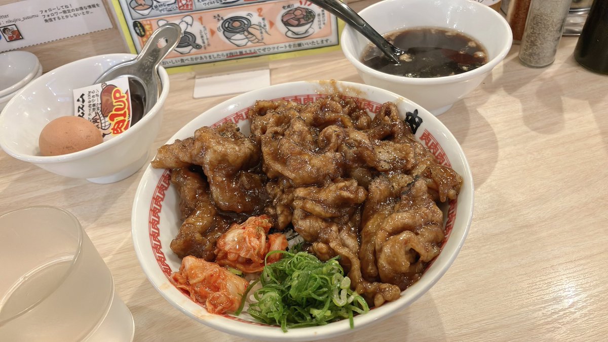 Demetori_COS's tweet image. 秋葉原に久しぶりに行くと無性にこの肉汁麺ススムの丼とかラーメンを食べたくなる🍜🍚