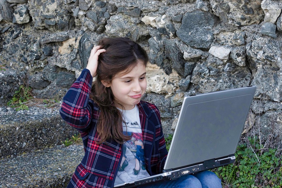 foundation_phil's tweet photo. Parents play a huge role in keeping Canadian children safe while they explore the online world. Talk with them about what they’re watching, set healthy boundaries and stay involved in their digital life. Your guidance can make a difference in their safety and confidence online https://t.co/0F8CrrzP8b