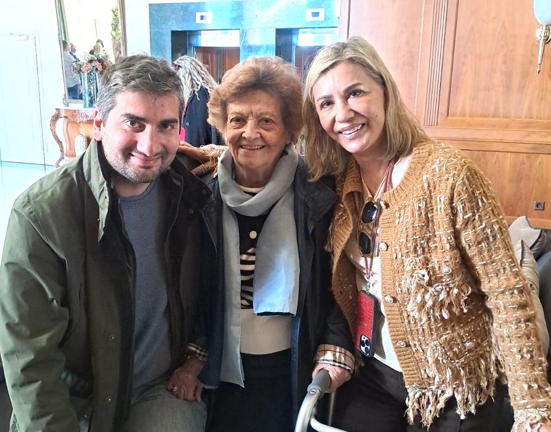 Γιαγιά, κόρη, εγγονός:
τρεις γενιές ΝΔ.
Τα δισέγγονα είναι ακόμη μικρά!!!