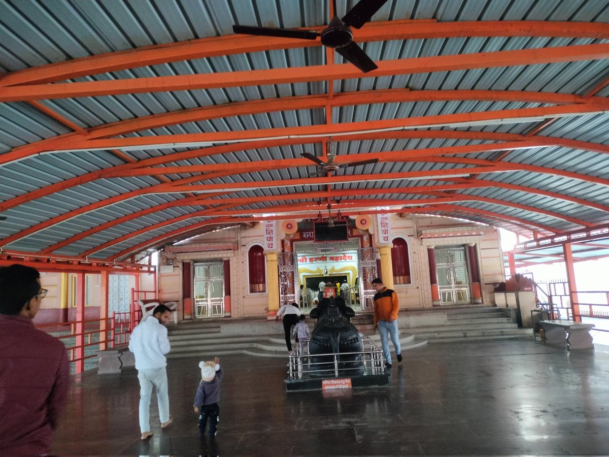 ogale_04's tweet photo. राजस्थान के भीलवाड़ा में स्थित हरणी महादेव मंदिर, भगवान शिव को समर्पित एक अद्भुत तीर्थस्थल है! मंदिर का पहाड़ी स्थान मनमोहक दृश्य प्रस्तुत करता है, जो इसे एक अद्भुत अनुभव बनाता है।
#harharmahadevॐ #mahadev https://t.co/86KzNRLefC
