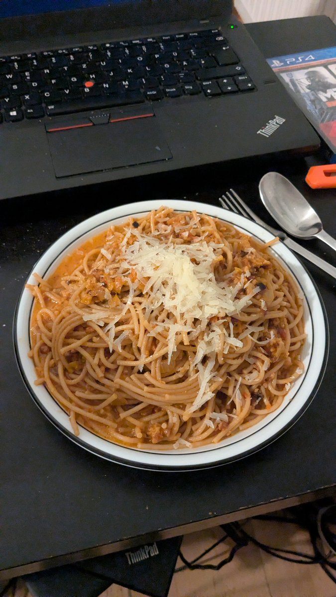rubberduckweb's tweet image. Vegane Spaghetti Bolognese, zum Schluss noch ein wenig entveganisiert