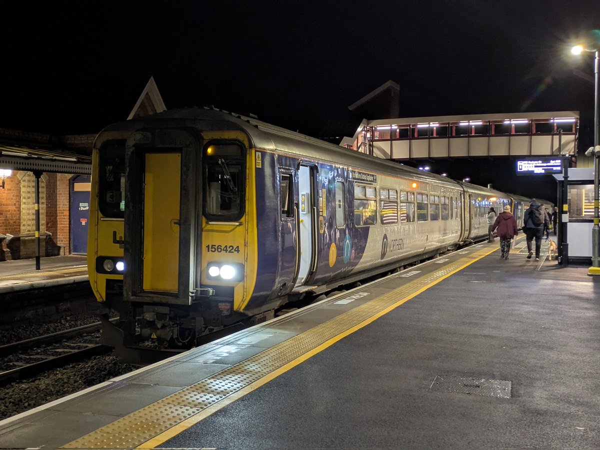SteelCityDog_'s tweet photo. Tonight's #SundaySprinterDiagram is a juicy pairing of 156424 "The Yorkshire Dales Explorer" and 150127.
They're seen here at Dore & Totley on their way back to Manchester, running late.
@northernassist https://t.co/UtADCcJxaE