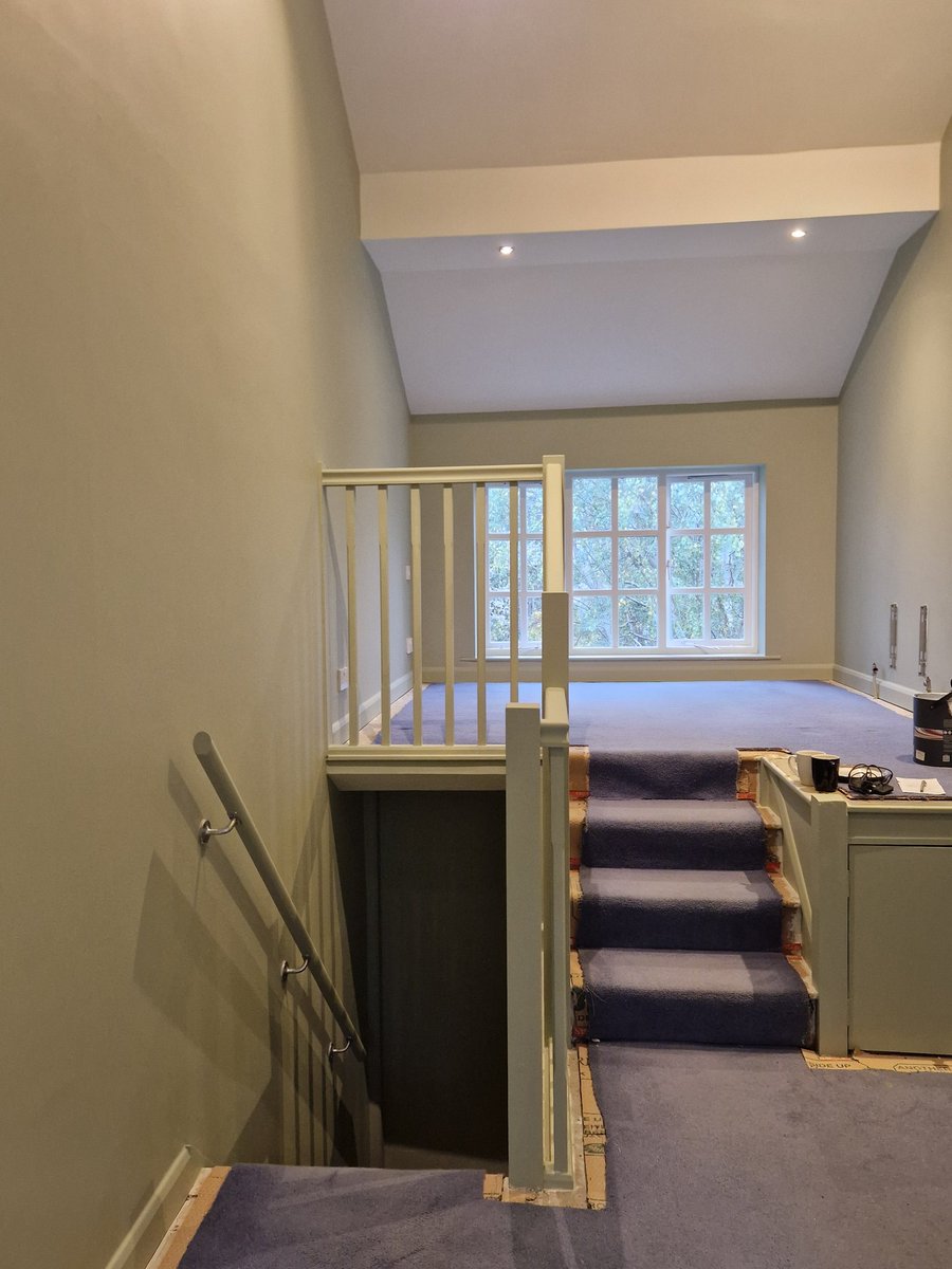 adecoratorslife's tweet photo. Bedroom finished in Farrow &amp; Ball Dead Flat.
Ceiling: Pointing
Walls &amp; woodwork: Vert de Terre
Soft, calm and classic.

#FarrowAndBall #DecoratorLife #InteriorPainting https://t.co/30g0GqYnPq