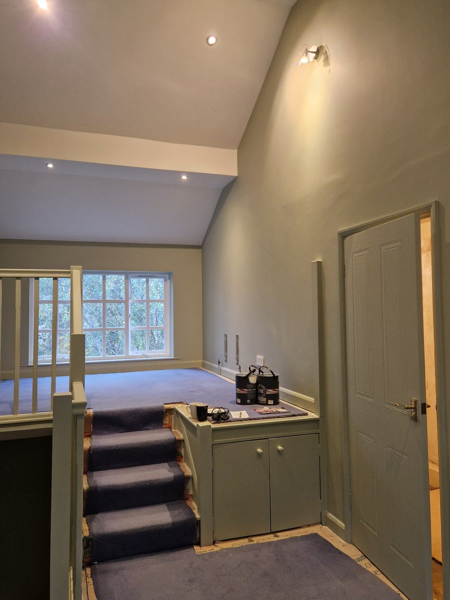 adecoratorslife's tweet photo. Bedroom finished in Farrow &amp; Ball Dead Flat.
Ceiling: Pointing
Walls &amp; woodwork: Vert de Terre
Soft, calm and classic.

#FarrowAndBall #DecoratorLife #InteriorPainting https://t.co/30g0GqYnPq