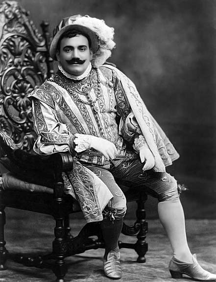 paulinepark's tweet image. #EnricoCaruso made his debut at the Metropolitan Opera #OnThisDay in 1903 singing #GiuseppeVerdi&apos;s first great #opera, #Rigoletto; here&apos;s a recording of him singing the quartet, &quot;Bella figlia dell&apos;amore&quot;:

youtube.com/watch?v=Bp55O3…
en.wikipedia.org/wiki/Enrico_Ca…