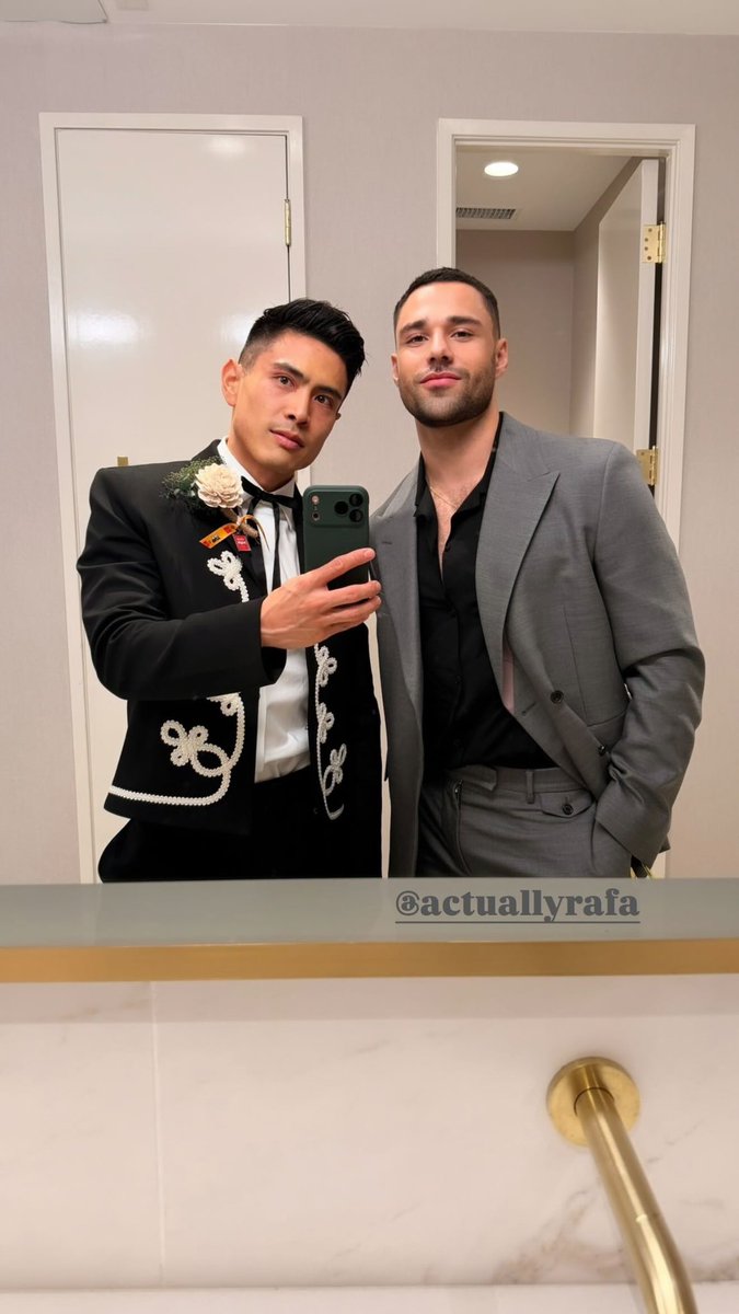 Rafa looks so good❤️

#RafaelSilva #SilvaSunday