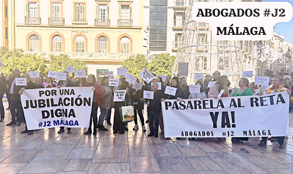 Concentración en la Plaza de La Constitución de nuestros compañer@s de #J2 Málaga. 
☑️ Por una Pasarela al RETA 1x1 en tiempo y cotización. 
☑️ Para todos, sin exclusiones, incluyendo a pasivos. 
☑️ Con descuento del déficit prestacional. 
☑️ Garantizando mínima del RETA. 
#PNJ2