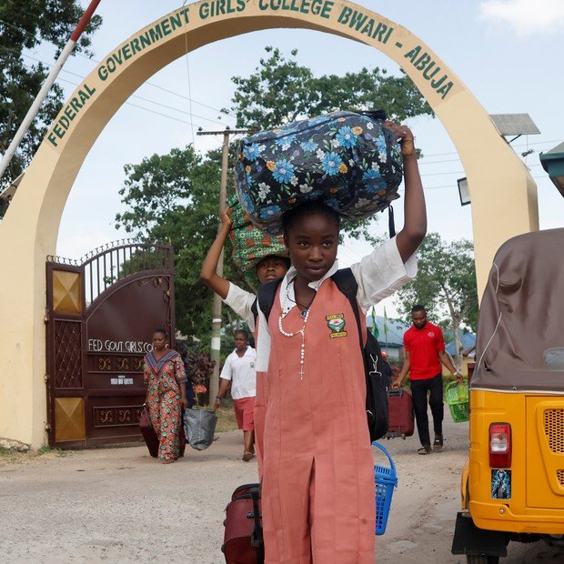 SECUESTRAN A MÁS DE 300 ALUMNOS Y DOCENTES EN NIGERIA: 50 LOGRARON ESCAPAR

Hombres armados irrumpieron en una escuela católica del estado de Níger y se llevaron a más de 300 estudiantes y 12 maestros; unos 50 chicos huyeron, pero el resto sigue cautivo.

Las autoridades cerraron