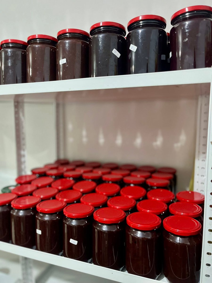 I dalje imamo u ponudi domaći pekmez od šljiva. 
Imamo sa šećerom a i bez šećera. 

Cena je 500din/720ml.

Šaljemo brzom poštom ili možete preuzeti u Zrenjajinu. 

Kome nije teško,neka RT post,nama bi značilo. 
Hvala.