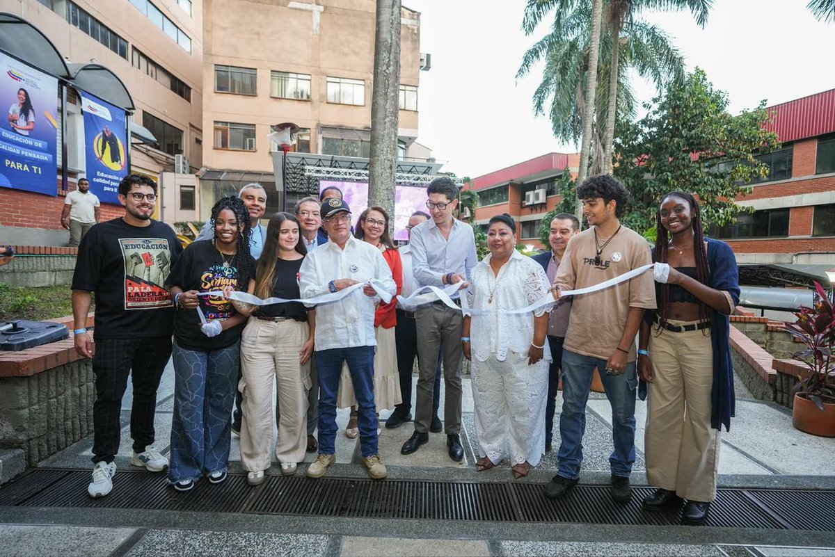 Petro y su recua de fanáticos están convencidos, y nos quieren convencer, de que crear una “Universidad” es tomar un cascarón viejo de la U Libre* en Cali y abrirles espacios a 7 institutos técnicos y tecnológicos- que existen hace años - para que monten sus aulas allí.

- No es