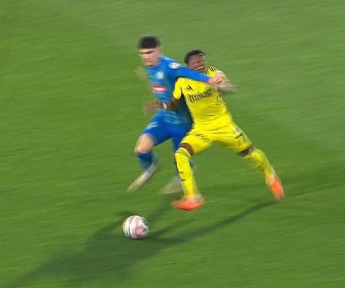 Mark Clattenburg: "Rizesporlu orta saha oyuncusunun kolunu Fred’in önüne uzattığını, yüzüne temas ettiğini net bir şekilde görüyorsunuz ve bu nedenle golün iptal edilip faul vermesi gerekirdi.”

#RİZvFB