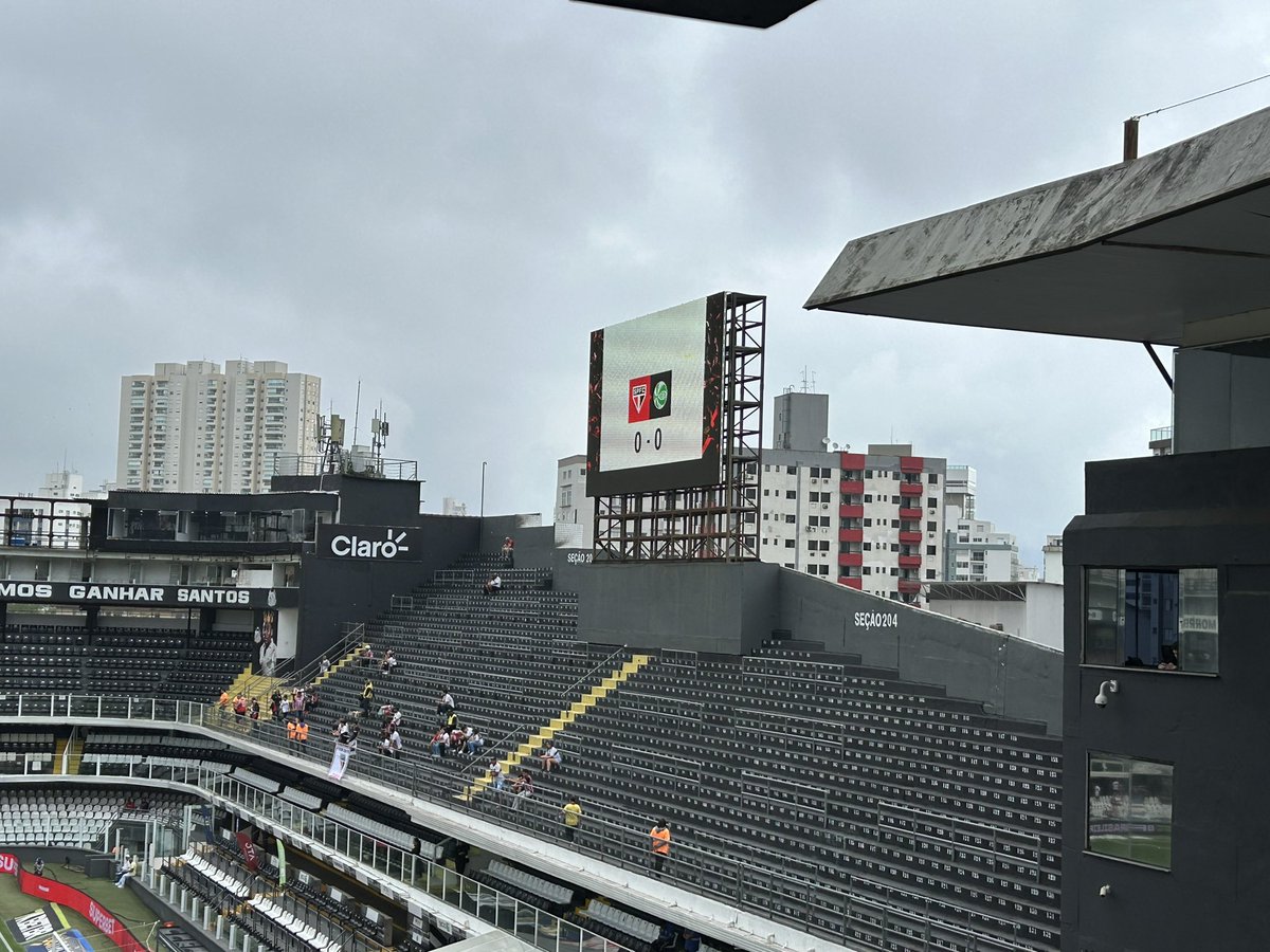 Dia de São Paulo na Vila Belmiro. Daqui a pouco, a bola rola para a partida válida pela 35ª rodada do Campeonato Brasileiro.
