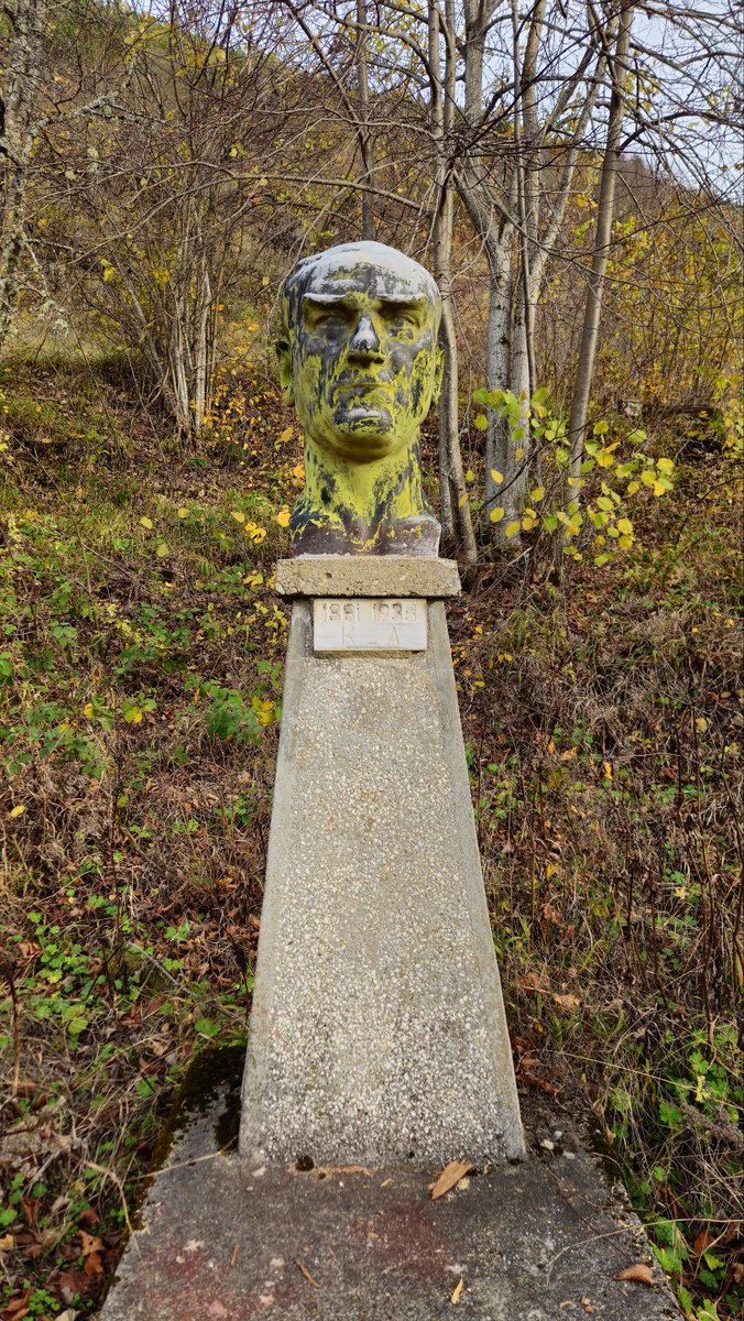 Zamana yenik düşmüş bir köy okulundaki ATATÜRK büstü.