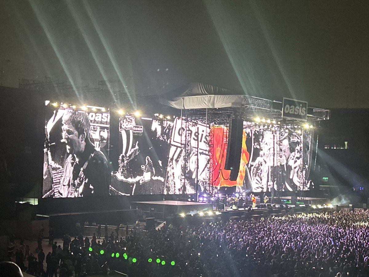 lucasbcastro's tweet image. Catártico, é o que dá pra falar do show do Oasis. Só quem foi sabe o que viu, pessoas cantando do fundo da alma todas as músicas, pulando, se abraçando…é tipo um jogo de futebol (os irmãos Gallagher sabem disso e adoram). Épico! Vida longa ao Oasis!#oasislive25 #Oasis