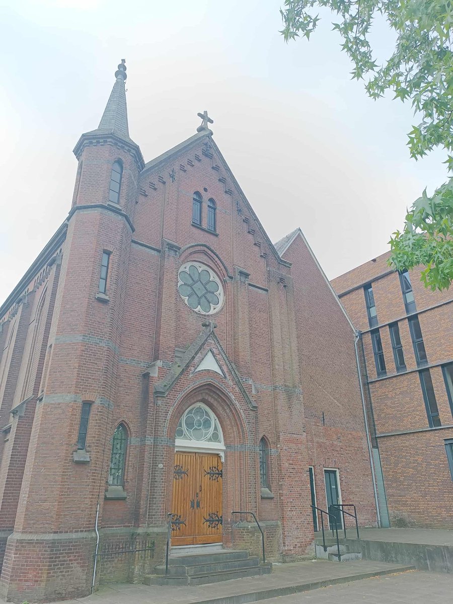 The "Zwijsenstraat Chapel" is located on Bisschop Zwijs., Tilburg. The building is part of a larger complex called 'Art Cluster' which includes a concert hall &amp; is connected to the city's theatre ⛪🇳🇱
#liveperformance #musicseries #churchsessions #classicalguitar #season3iscoming