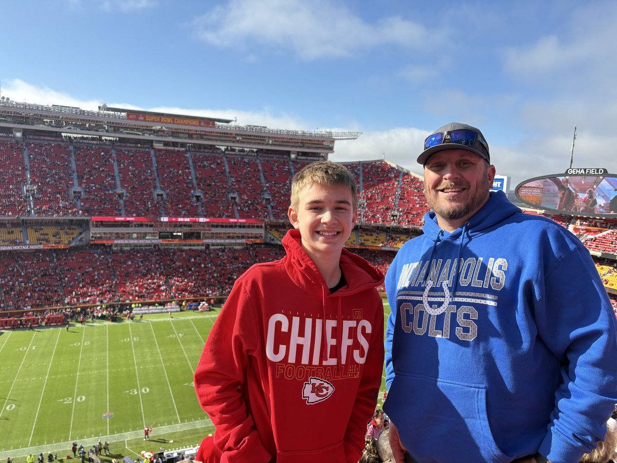 M_Quisty's tweet photo. NFL Sunday! @Colts @Chiefs https://t.co/fe8CGube8K