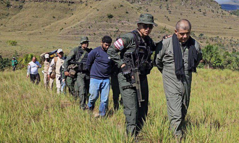 #ULTIMAHORA G/D Hernández Lares anuncio la Intercepción de una aeronave y detienen a dos pilotos colombianos por violar el espacio aéreo.

"...Nosotros no somos como la DEA, aquí combatimos el narcotráfico" 

#Venezuela 
#Trump