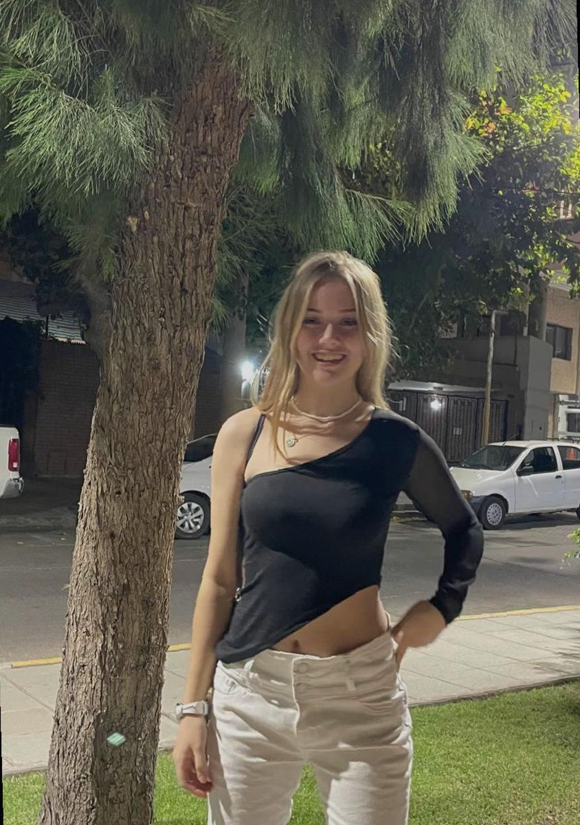 Script6z40b's tweet image. late night journaling and somehow my feelings got louder than my playlist