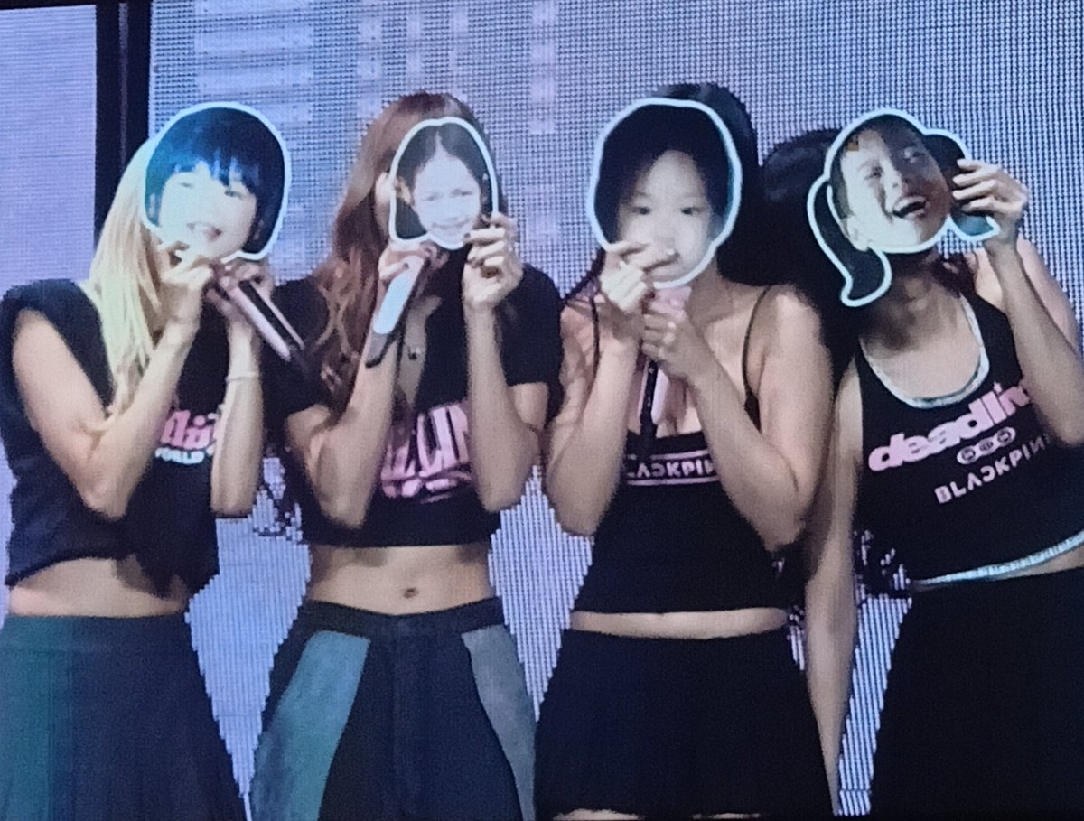 bbblckpnk's tweet photo. The happiest girl ❤️ Thank you so much @BLACKPINK 😭❤️ https://t.co/WIzd48SBl1
