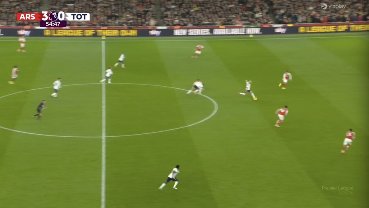 TouchlineX's tweet image. 📸 - RICHARLISON SCORED ALL THE WAY FROM HERE!