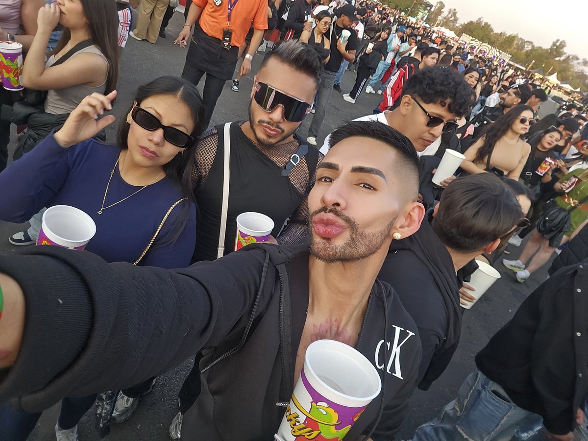 DramaQueenRemix's tweet image. Más bonito es vivir el #CocaColaXFes2025 #CocaColaFlowFest con amigas hermosas 🖤 #Brenda #Victoria 🖤