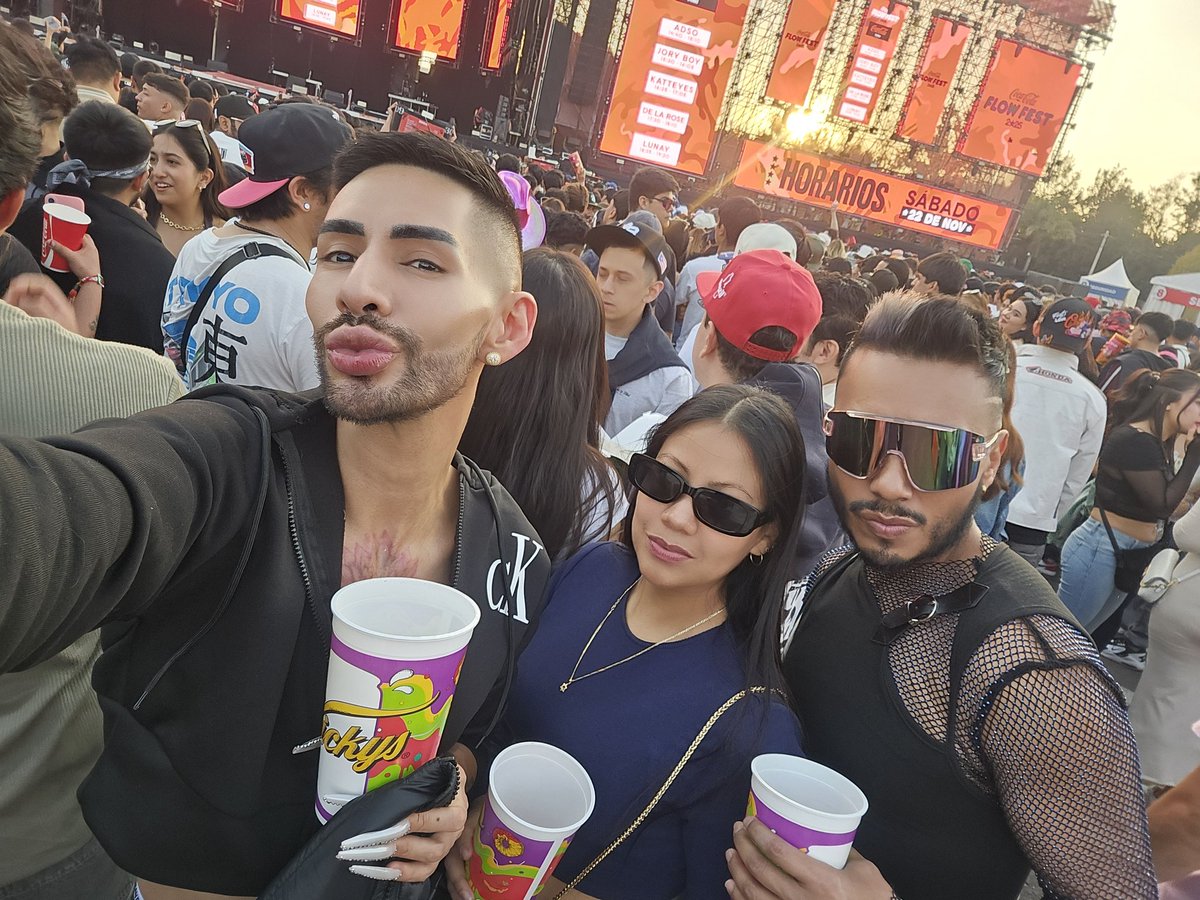 DramaQueenRemix's tweet image. Más bonito es vivir el #CocaColaXFes2025 #CocaColaFlowFest con amigas hermosas 🖤 #Brenda #Victoria 🖤