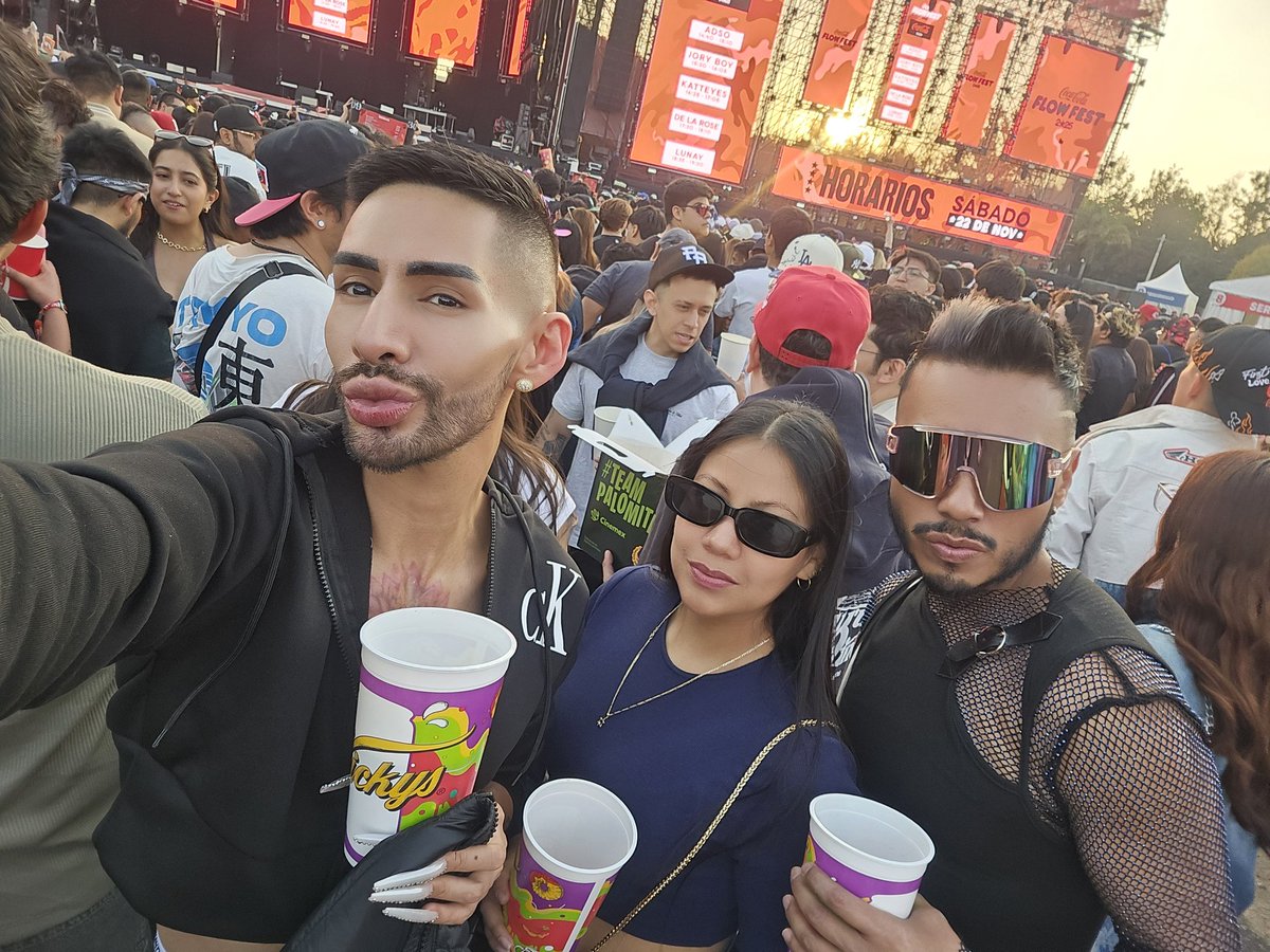 DramaQueenRemix's tweet image. Más bonito es vivir el #CocaColaXFes2025 #CocaColaFlowFest con amigas hermosas 🖤 #Brenda #Victoria 🖤