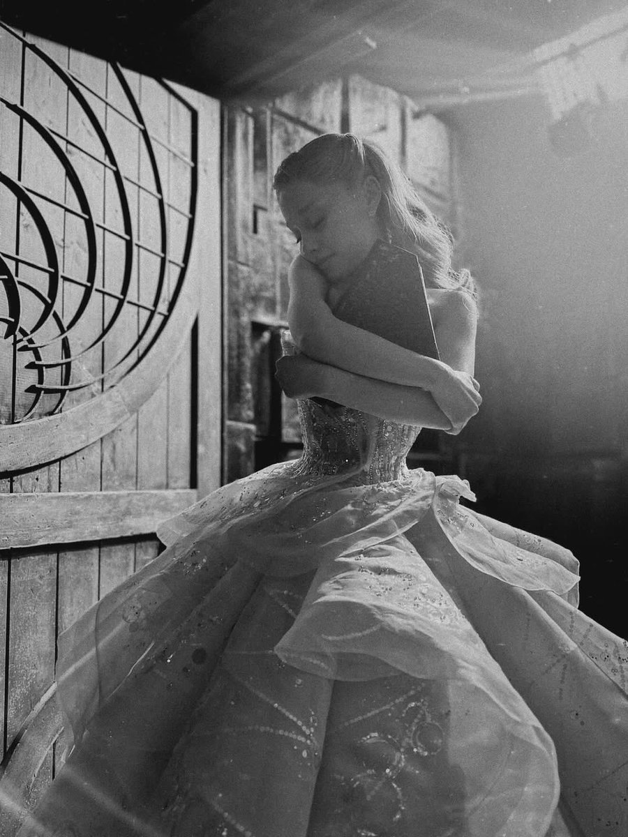 PopCrave's tweet image. Ariana Grande shares letter reflecting on her time in ‘Wicked’:

“Becoming your Glinda the Good and being asked to join this most wonderful group of human beings on a most creatively and emotionally fulfilling journey was the greatest gift of my life. I have learned more from my…