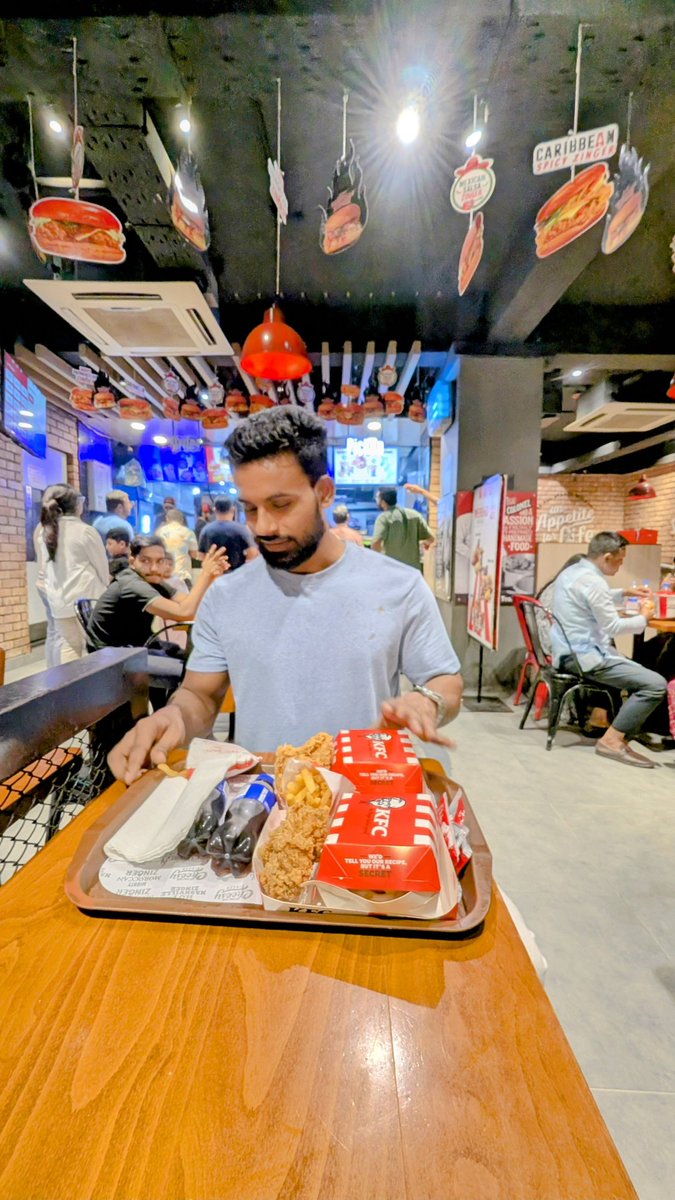 ikramkhansm's tweet photo. Crisp, flavorful, and satisfying—KFC never disappoints, just a bit costly. https://t.co/nWewaT6OMx