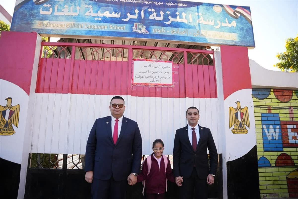 "الحوار ده مش واخد حقه ولازم الناس كلها تعرفه" ..👇

- من كام يوم فيه بنوتة صغيرة عندها ٨ سنين اسمها "حور" اتعرضت للتنمر من زميلاتها في المدرسة والعيال كسرولها النضارة وضربوها لدرجة انها حاولت تنط من شباك الفصل واتلحقت على آخر لحظة يعني وصلت لمرحلة من فقدان الثقة بنفسها وصلتها