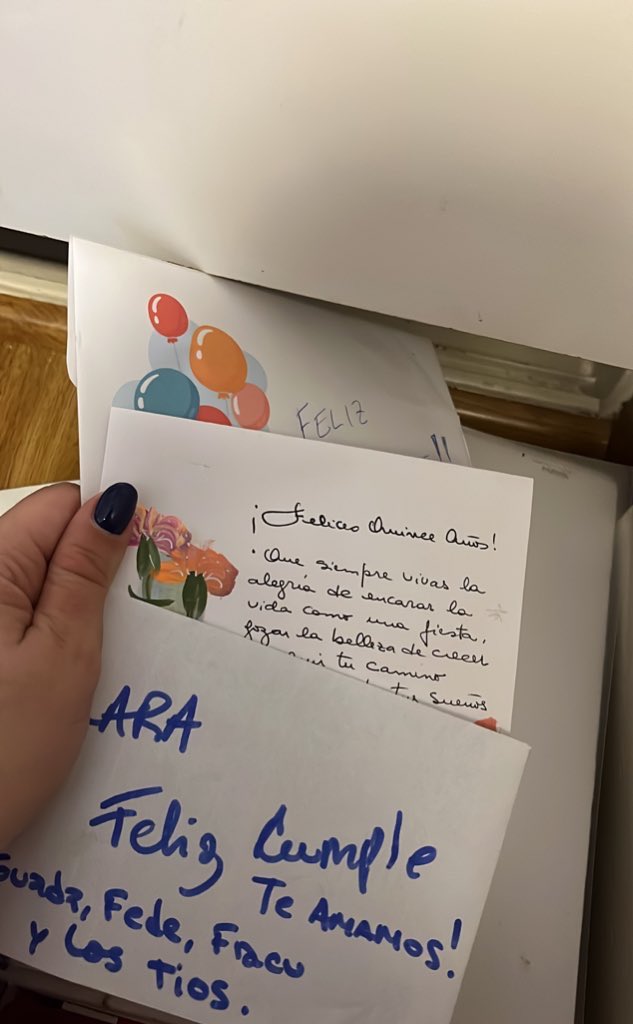 Chicos, que hacen con las tarjetas de cumpleaños que les dan? A mi me gusta guardarlas, pero soy boluda por guardarlas? (Estas tarjetas datan del 2022)