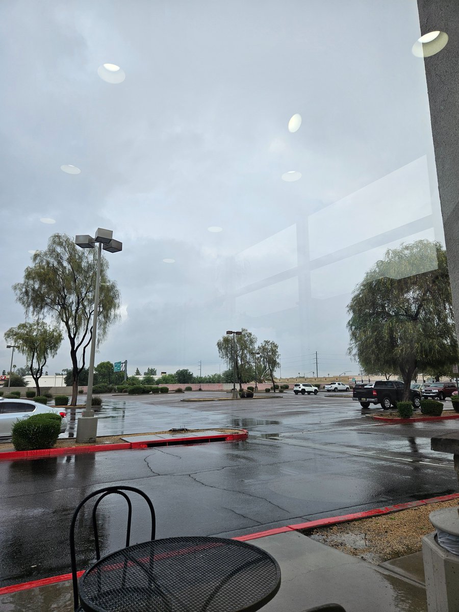 danigeeky's tweet photo. Nothing like a good downpour to make you question how much more our atmosphere has up its sleeve. #azwx https://t.co/aLoEpYFl04