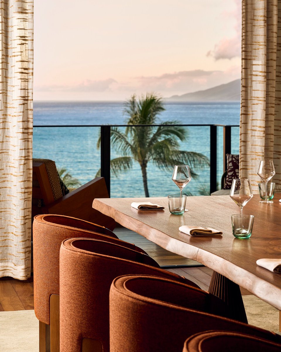 FSMaui's tweet image. An evening in the Maile Suite, where indoor-outdoor living frames endless ocean views, the sunset glows, and every moment invites connection. 

Captured by @josephcweaver

#FSMaui #FourSeasons #Maui