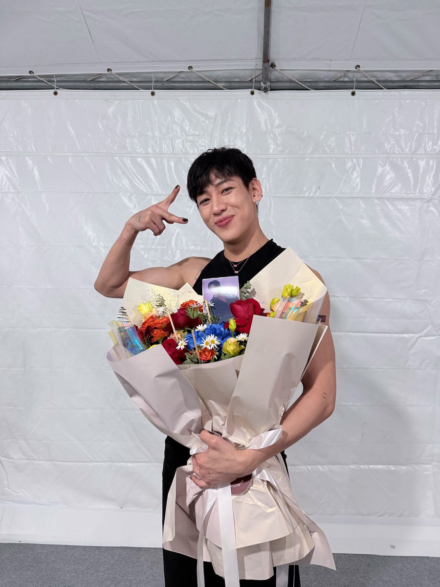 Gulfkanawutofc's tweet photo. น้องกลัฟส่งดอกไม้ร่วมแสดงความยินดีกับแบมแบมในงาน #BamBamHOMETOWNConcertDay2 💐

#GulfKanawut
@BamBam1A 
@gulfkanawut https://t.co/A6E8FgO2Tv