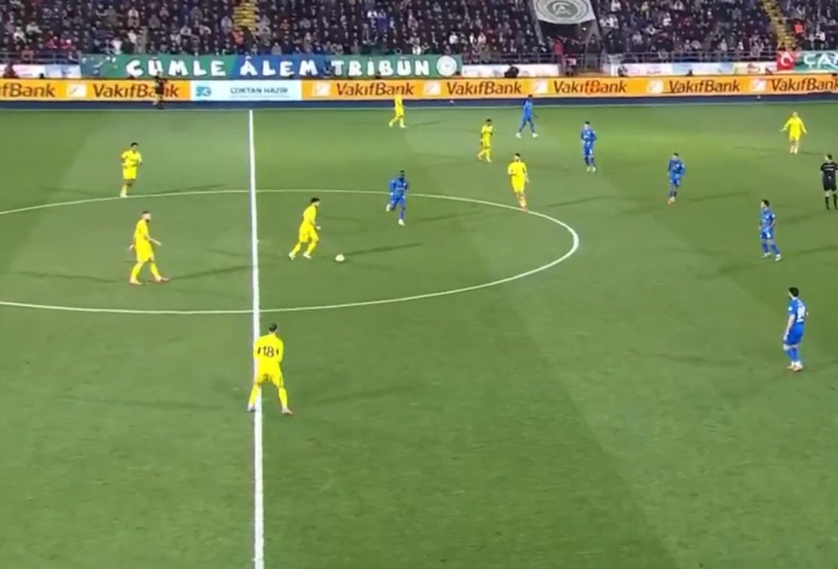 Mert bak birader, üstünde ki forma top bana gelmesin ödüm kopuyor mantığından tamamen uzak bir forma. Eğer korkuyorsan delikanlı olur beni 11 e yazmayın dersin, milyonlarca insandan küfür yemekten iyidir. Aldığın maaş alın teri maaşı, hak etmeyeceksen sahaya da çıkmayacaksın.