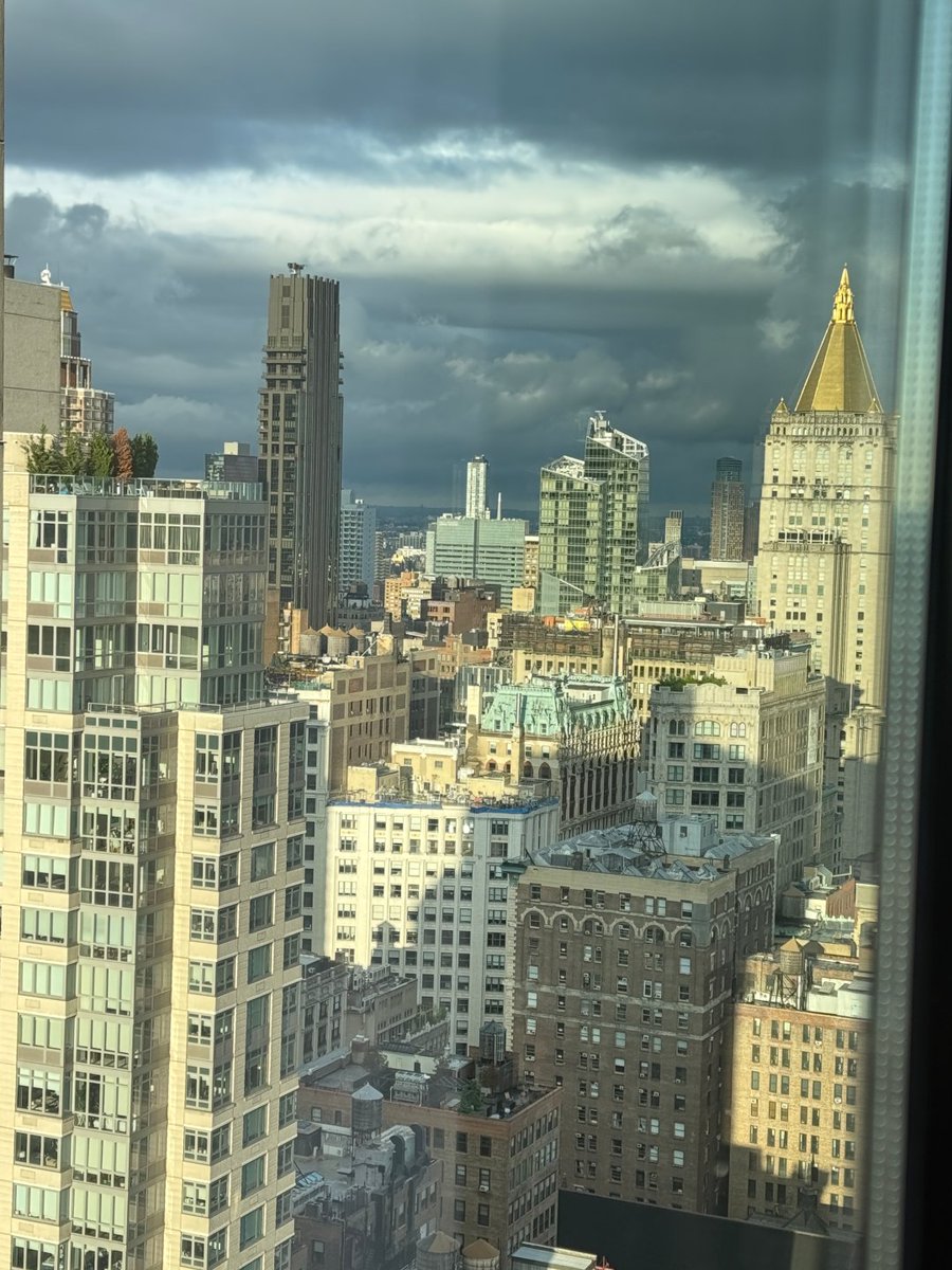 vqxnxoj's tweet image. Manhattan in the rain always has a sense of history, like an unclaimed dream. The deepest loneliness is standing at the center of the world, yet unable to touch a single real star.