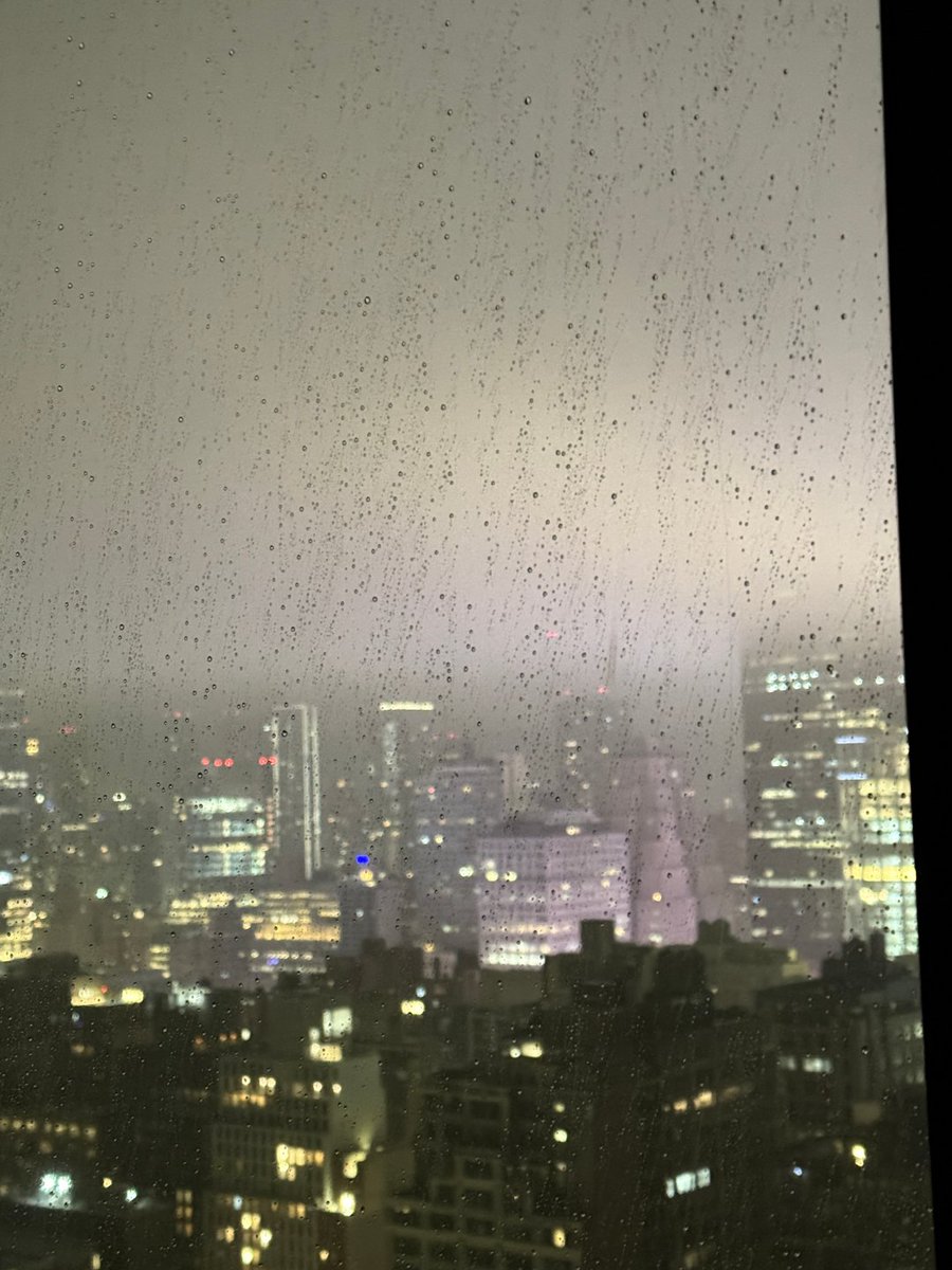 vqxnxoj's tweet image. Manhattan in the rain always has a sense of history, like an unclaimed dream. The deepest loneliness is standing at the center of the world, yet unable to touch a single real star.