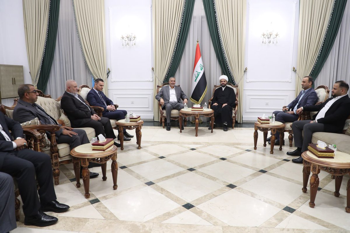 الشيخ الأمين يستقبل السيد جواد الساعدي والوفد المرافق له

استقبل الأمين العام لحركة عصائب أهل الحق، سماحة الشيخ قيس الخزعلي، اليوم في مكتبه ببغداد، السيد جواد الساعدي، الأمين العام لحركة الجهاد والبناء، والوفد المرافق له.

وقدم الساعدي والوفد تهانيهم لسماحة الشيخ الخزعلي بمناسبة