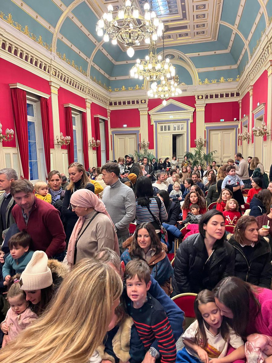 🎄🎉Affluence record à la <a href="/mairiedu16/">Mairie du XVIe</a> cet après-midi pour la « Fête des Familles »organisée par <a href="/SBoelle/">Sandra Boëlle</a> en présence de <a href="/Jeremy_Redler/">Jérémy Redler</a> <a href="/fszpiner/">Francis Szpiner</a> et toute l’équipe municipale avec un programme entièrement dédié aux enfants : spectacles de Noël, ateliers gratuits, initiation aux