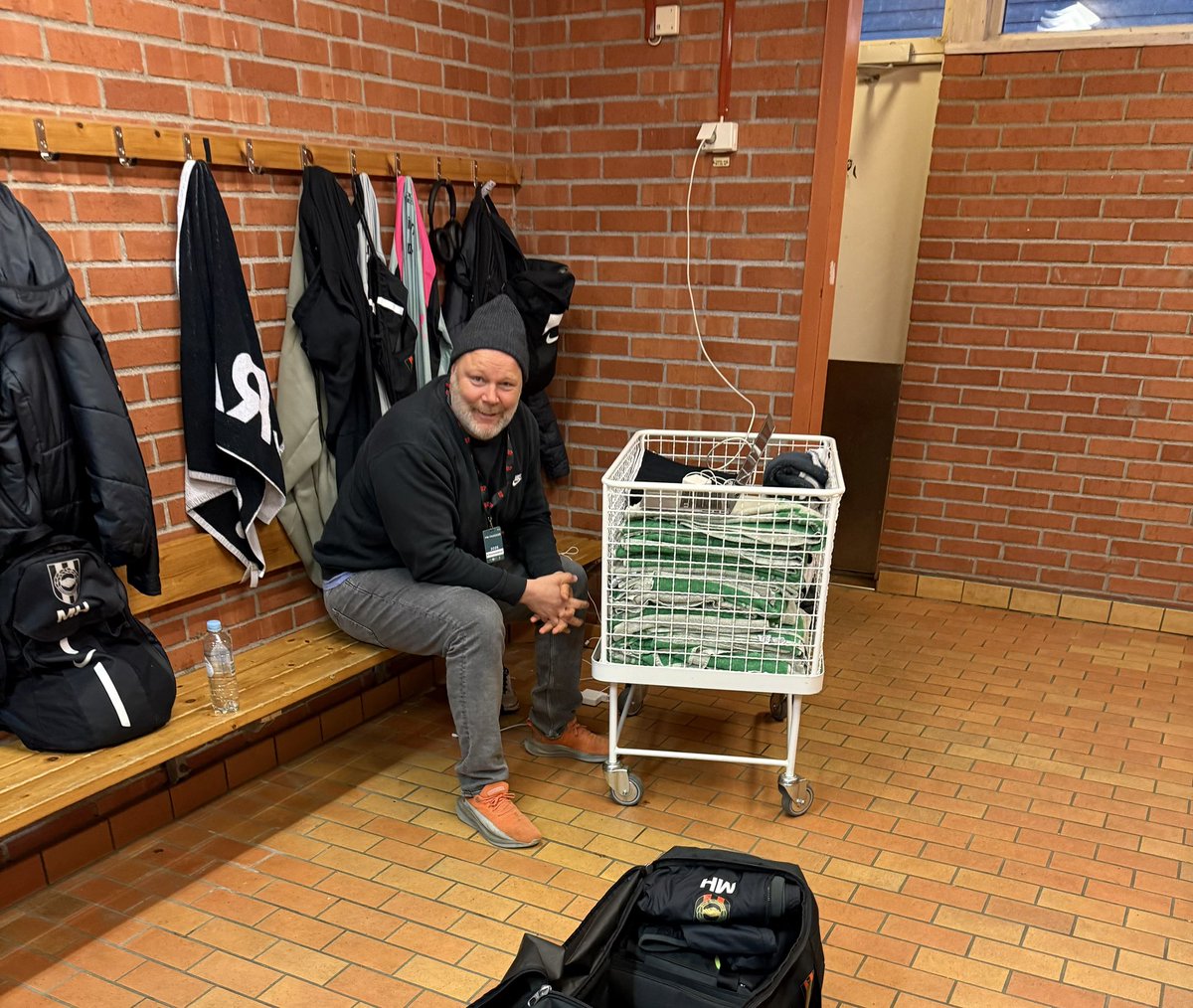 Det är inte alltid man hittar <a href="/StaffanJacobsso/">Staffan Jacobsson</a> på läktaren under matcher. Vissa matcher kan man hitta honom så här också. 
Men nu kan vi i alla fall säga allsvenskan 2026 🤝🔴⚫️