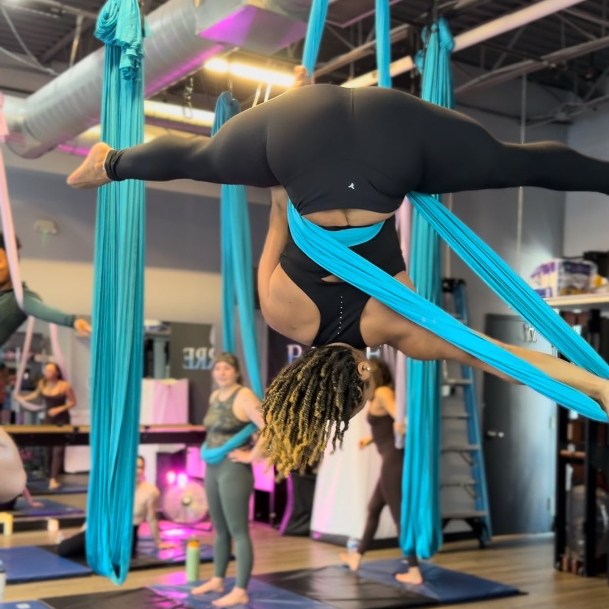 GetLoREAL's tweet image. Look at me, I’m flying! 🩵💜