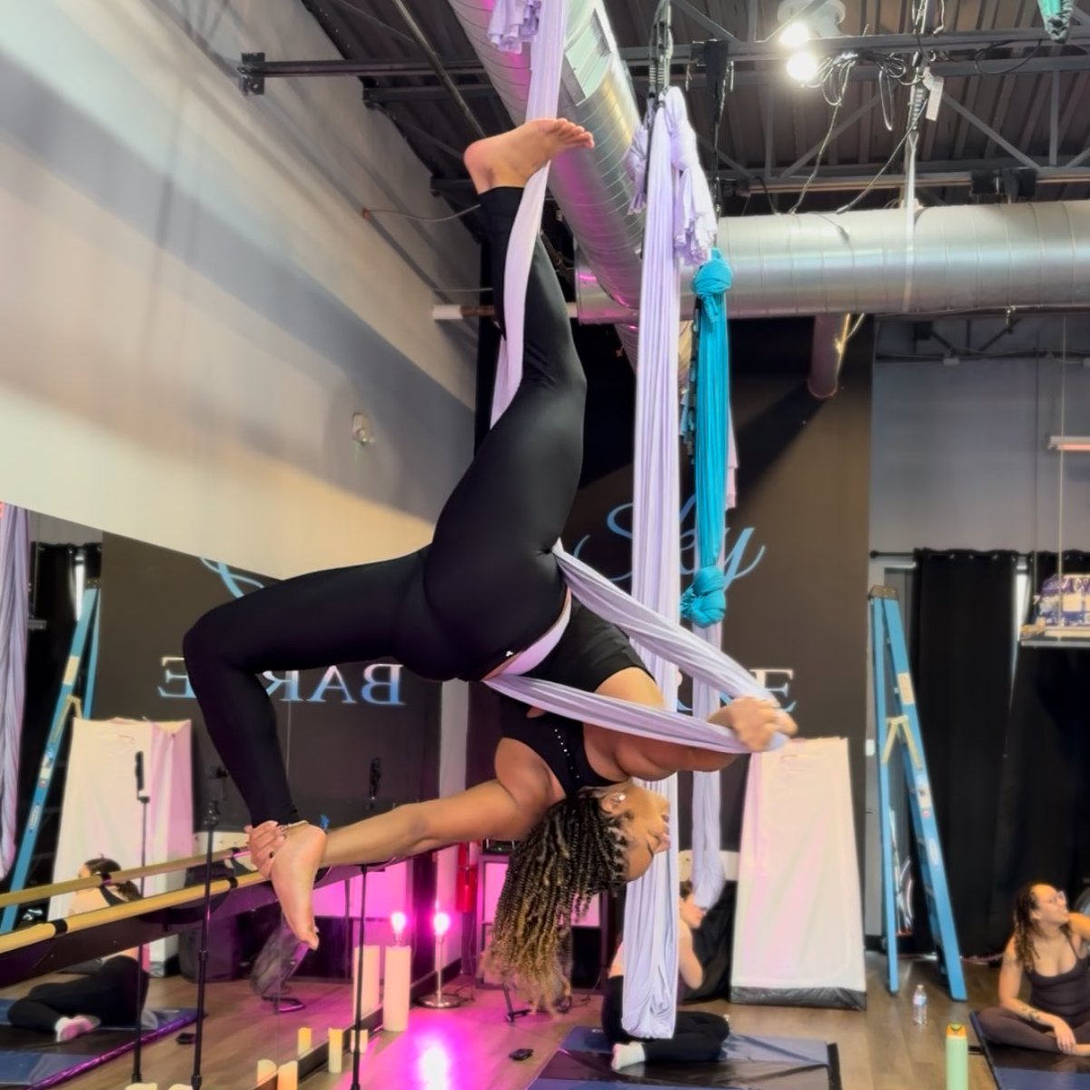 GetLoREAL's tweet image. Look at me, I’m flying! 🩵💜