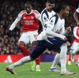 yongjboss's tweet image. What&apos;s Spencer doing 😭😭