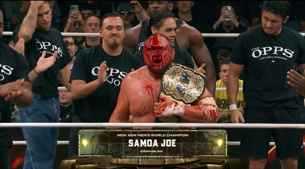 وساموا جو تحديداً هو كابوس واجهتي AEW في فترتيهما مع ألقاب العالم. 🦍🥋
