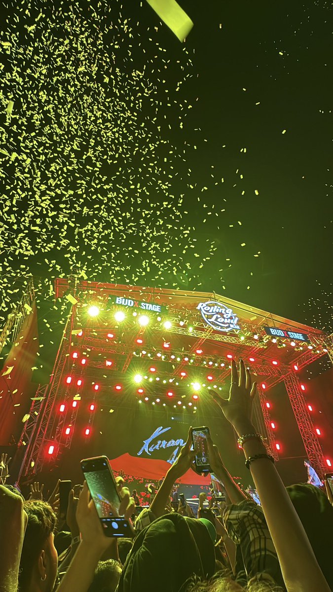 _shavashava_'s tweet image. It was my first time going to a proper concert and didn’t expect to get a leg injury during a sudden rush of public falling down , will I go again idk 🤷‍♀️