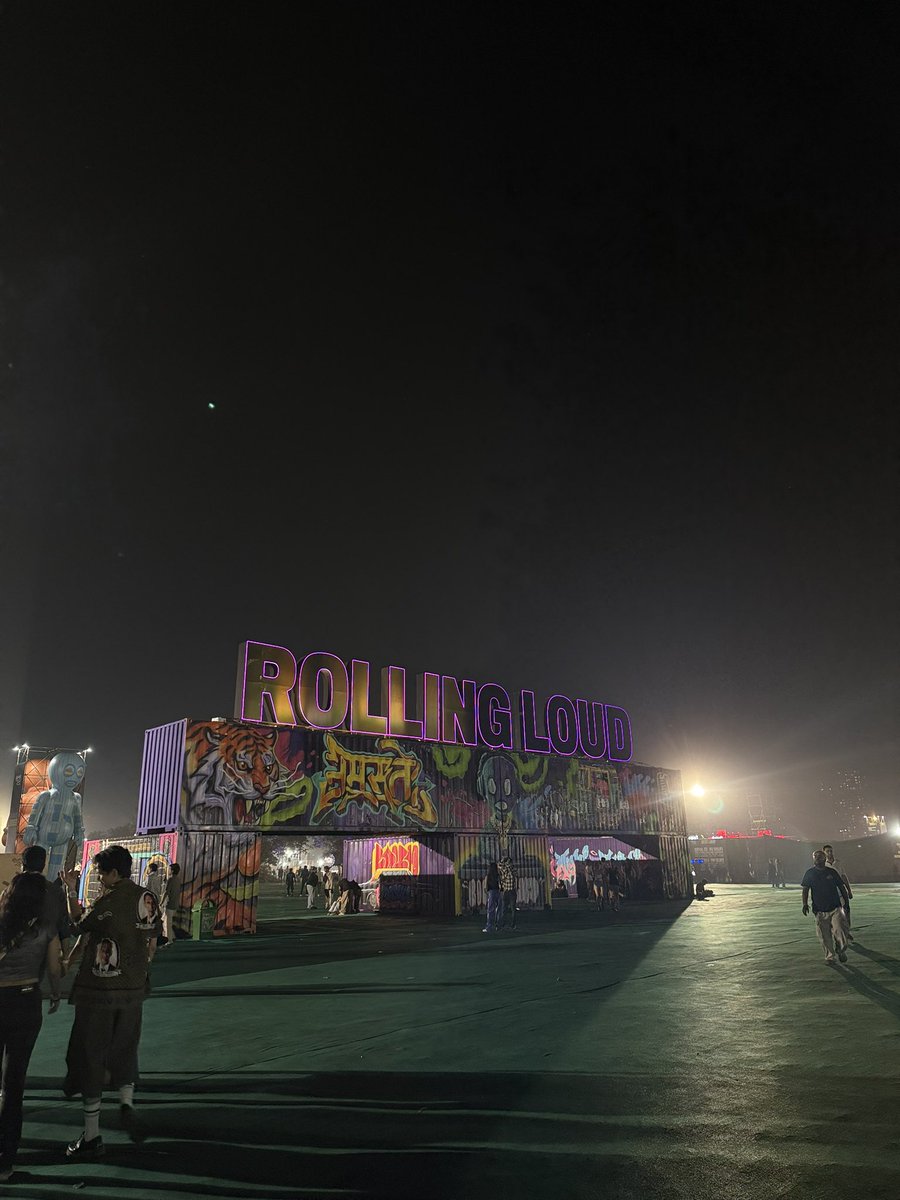 _shavashava_'s tweet image. It was my first time going to a proper concert and didn’t expect to get a leg injury during a sudden rush of public falling down , will I go again idk 🤷‍♀️