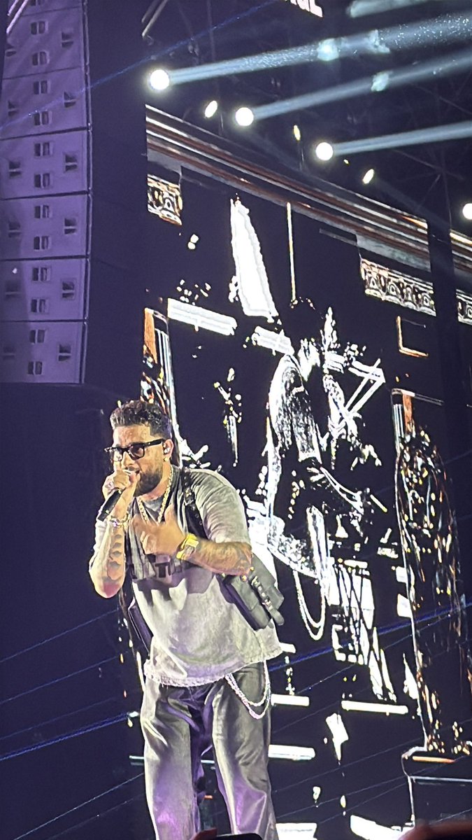 _shavashava_'s tweet image. It was my first time going to a proper concert and didn’t expect to get a leg injury during a sudden rush of public falling down , will I go again idk 🤷‍♀️