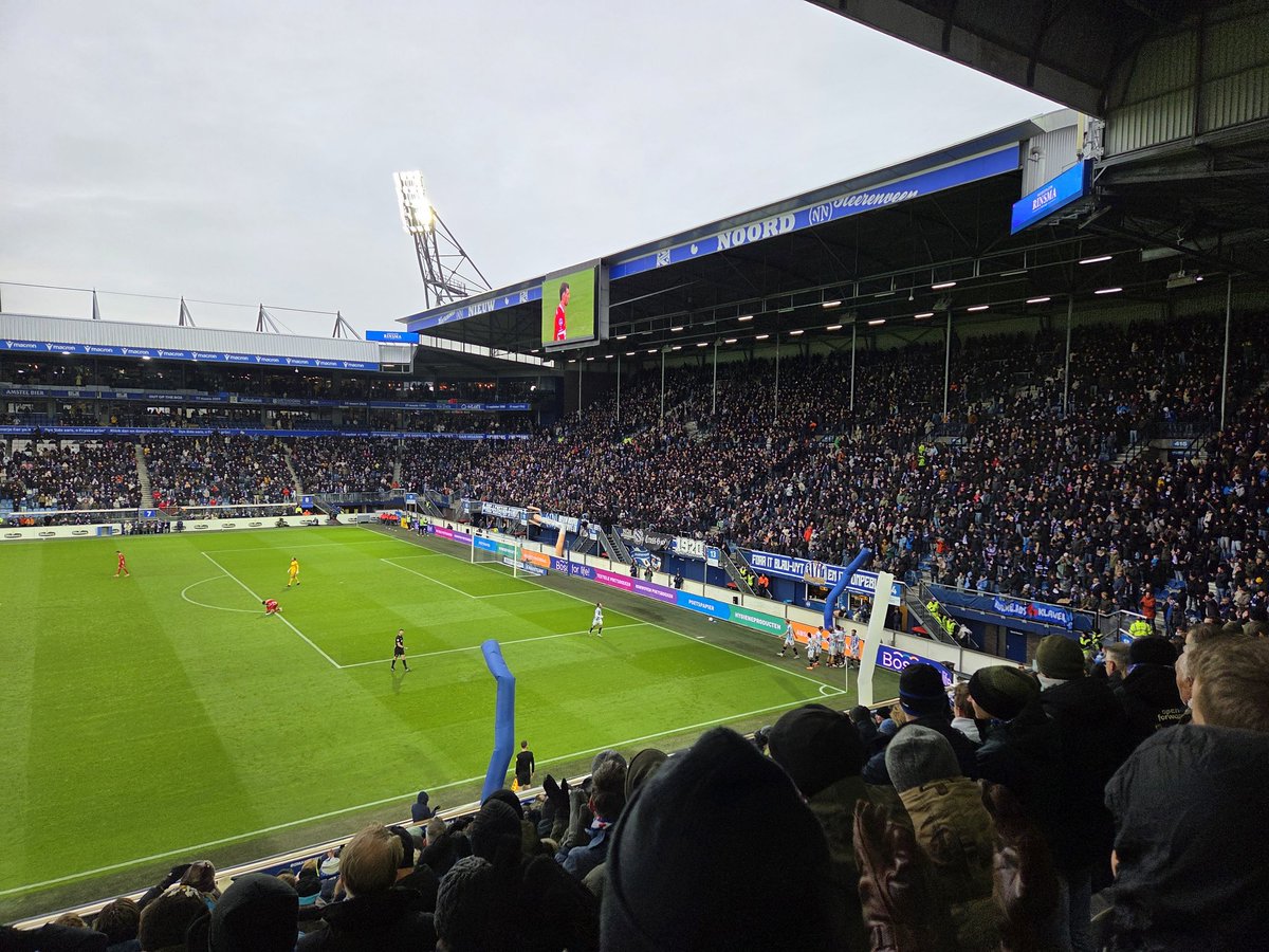 Super Sunday started in Friesland as <a href="/scHeerenveen/">sc Heerenveen</a> deservedly defeated <a href="/AZAlkmaar/">AZ</a> 3-1. The hosts lead 2-0 after missing multiple chances to kill the gane off before AZ pulled one back, a thunderbolt of a strike made it 3-1. Really good ground and game 👏 #Groundhopping