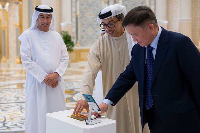 CipherBC's tweet image. A great example of showing how blockchain benefits to the bank, #crossboarder #payments, the central government and people.

Sheikh Mansour, the vice president of UAE has processed the first-ever UAE–China CBDC transaction, using mBridge - the #blockchain network built jointly by…